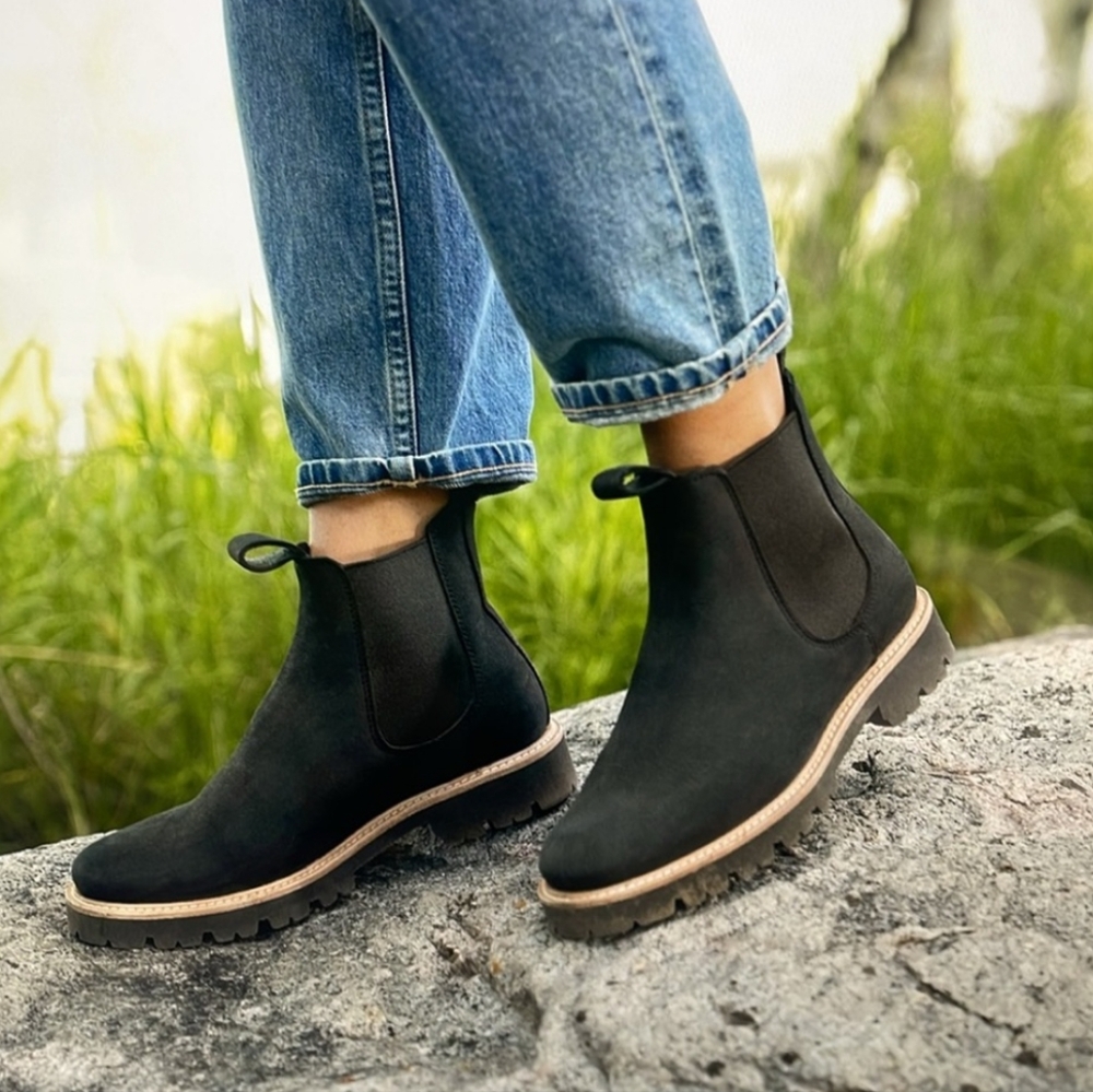 Nisolo Go To Lug Chelsea Boot in Black, size 9
